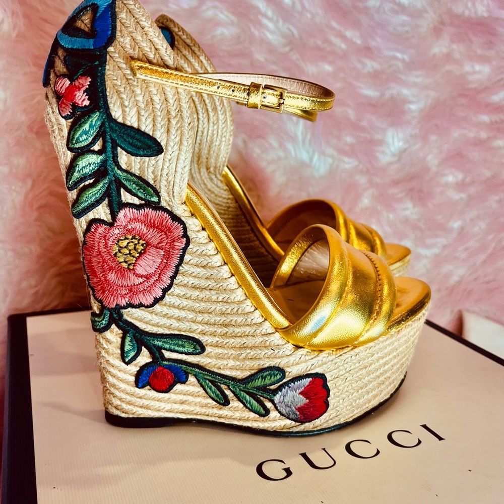 Gucci Wedge Peep Toe, Size 34